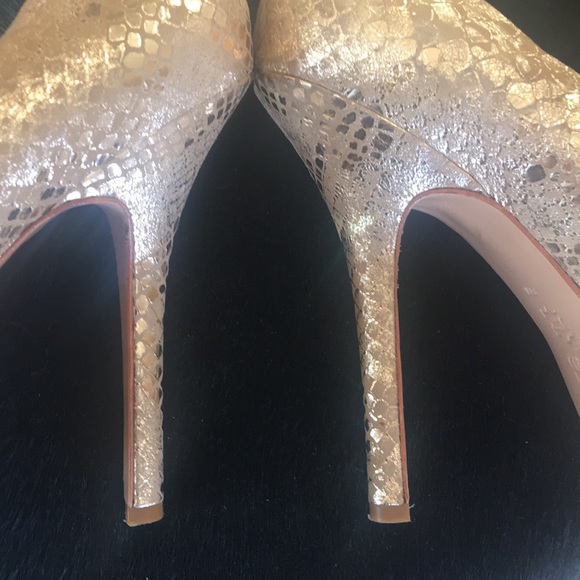 Joan & David gold snakeskin platform heel - Picture 4 of 5